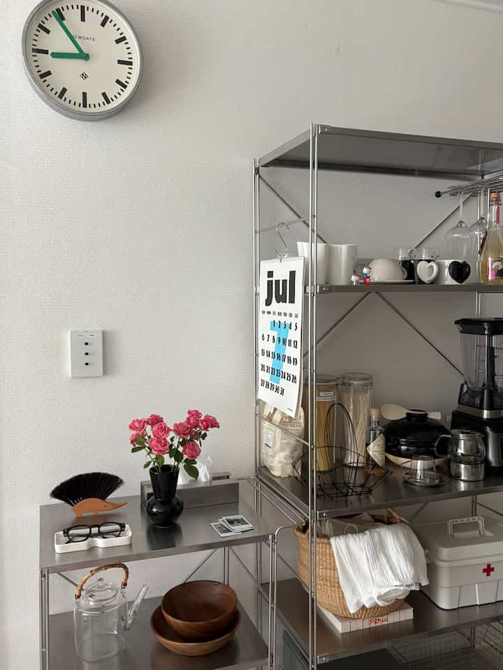 #선반스타일링 #콘수프기록
Sudah pertengahan Juli!

Waktu rasanya berlalu begitu cepat.

Kalau aku rajin makan semangka dan persik, rasanya musim gugur akan segera tiba. 🍑🍉

#Interior Dapur #주방선반 #무인양품선반 #무인양품추천템 #주방용품 #주방꾸미기 #주방정리 #오그레트롤리 #트롤리선반 #트롤리활용법