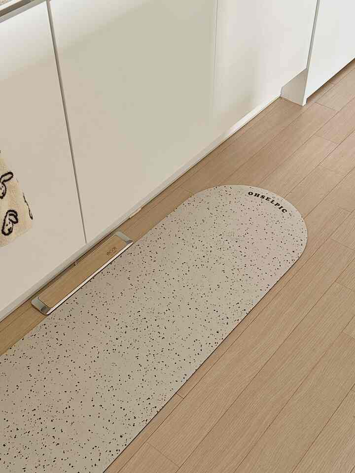 ベージュ色調のキッチン前の床に置かれた洗える珪藻土のバスマットのオブジェ