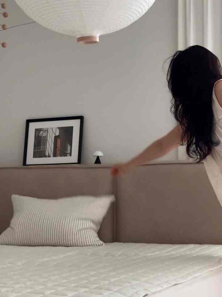 #집에서제일바빠 #콘수프기록 3 

Replaced the bedding with stripes for the first time in a while
And suddenly it started raining, so I brought an umbrella and went to pick up the kids,
A busy Monday ☔️

#Bedroom styling #스트라이프침구 #침구교체 #여름침구