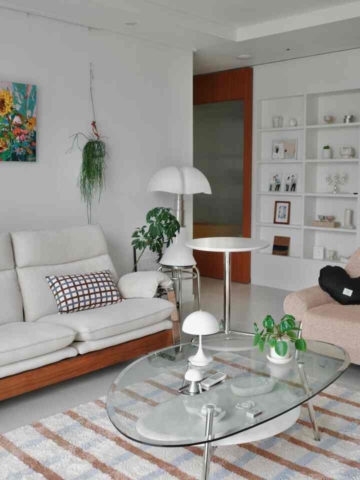 Living room item placement🫶🏻🫶🏻

After setting, record the composition you like the most😉

#Living room interior #인테리어소품 #조명효과 #러그 #플랜테리어 #식물데코 #아파트리모델링