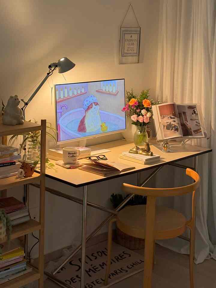 #デスクテリアデスクこんにちは✨

既存のデスク処分して新しいデスクらしいか、 
棚を設置するかほぼ一ヶ月を悩んでいる🥹

机がこんなに小さい家では 
座りがちょっと大きすぎる👀
。

。

#デスクスタンド #デスクライト #IKEA 
＃スタンド照明＃読書灯＃IKEA棚＃ポスターインテリア 
#デスクインテリア #デスクテリア #デスク装飾 #deskaesthetic #デスクインテリア #デスクスタグラム 
#照明インテリア #デスクテリア族 #デスク小物 
#デスクセットアップ #デスクテリア小物 #デスク照明 
＃ポイントインテリア＃ポイントトラック＃スマートモニター 
#アルテミデ 
