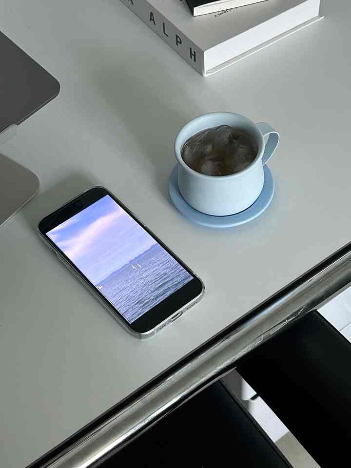 𝖳𝗂𝗍𝗅𝖾 #夏味インテリア🌊

昨日撮った海の写真を見ながら
チェンマイで購入したグラスに 
冷たい麦茶を飲みながら
夏の曲を聴く🎧



＃コンスープ記録＃書斎インテリア 

