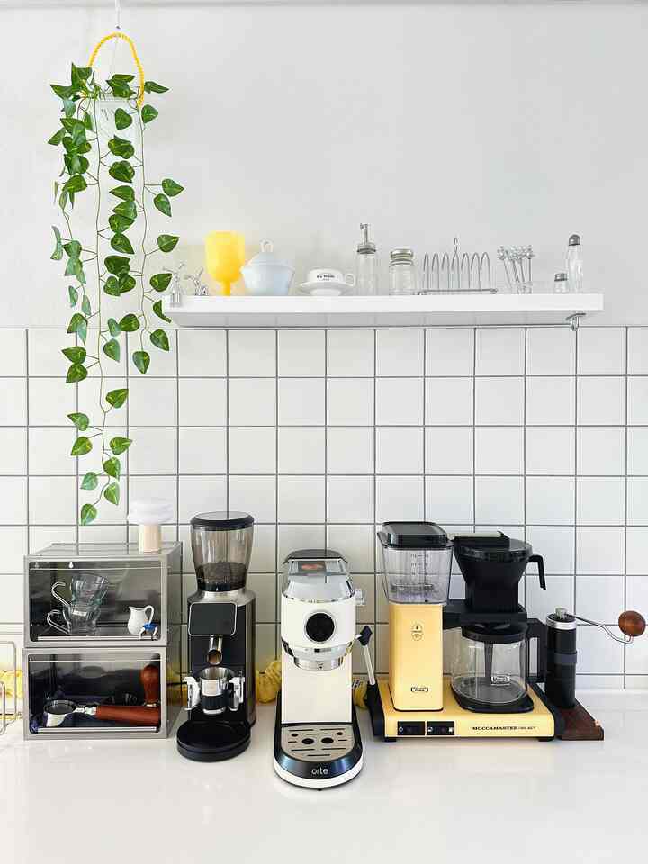 私の家来るワンウォールシェルフ😎

ホームカフェゾン機器が増えながら
収納力揃え、すっきりとした棚探しがピックした無地周壁棚！

白い壁に白い棚を付ける 
小さな鉄のムードアイテムも飾ってみました:)

先日は郵便配達フォームでコーヒー用品の整理まで解決！

気がつくようにポータフィルターサイズにぴったり出て
タンパーやドージングリング、七針棒などのまとめが一箇所にぴったり！

ホームカフェゾンコスパの棚におすすめですよ🖤

＃棚スタイリング＃ホームカフェ＃ホームカフェゾーン＃エスプレッソマシン＃半自動コーヒーマシン＃半自動機械＃ワンドグラインダー＃自動グラインダー＃モカマスター＃コーヒーメーカー