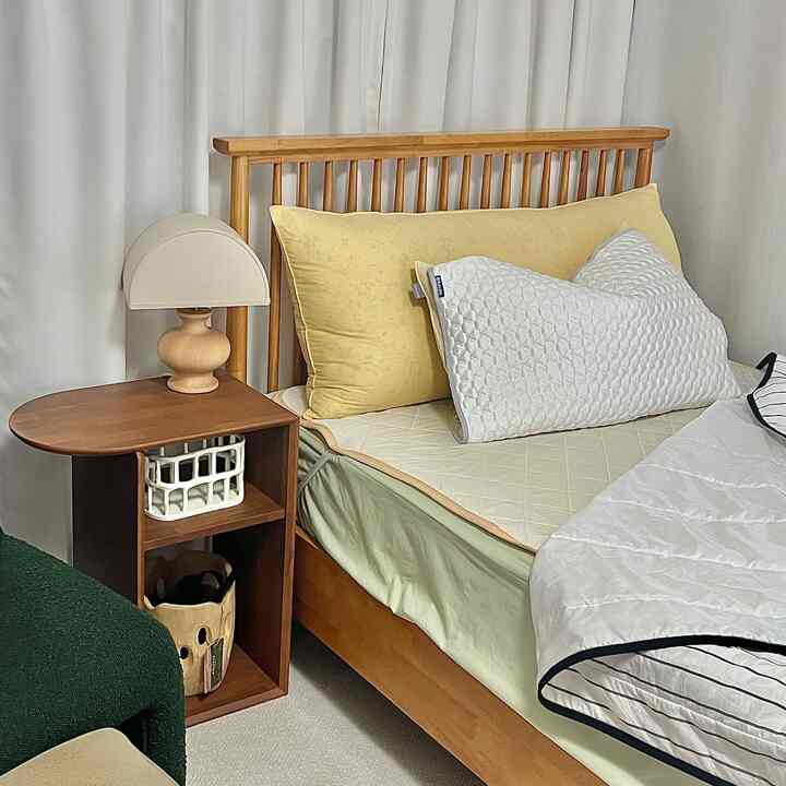 #여름체크리스트

✔️Summer bedding for a great night's sleep even in the middle of summer

Cool comforter + cool pad + cool pillow cover 🫶🏻
Once you use a cool product,
Now you can't spend the summer without a cool productㅋㅋ
I'm also cool😬

#Cool mat #냉감패드 #냉감베개커버 #냉감 #우드협탁 #협탁 #수납함 #바스켓 #세라믹바스켓 #러그 #매트리스커버 #여름준비 #여름침구 #여름 #여름이불