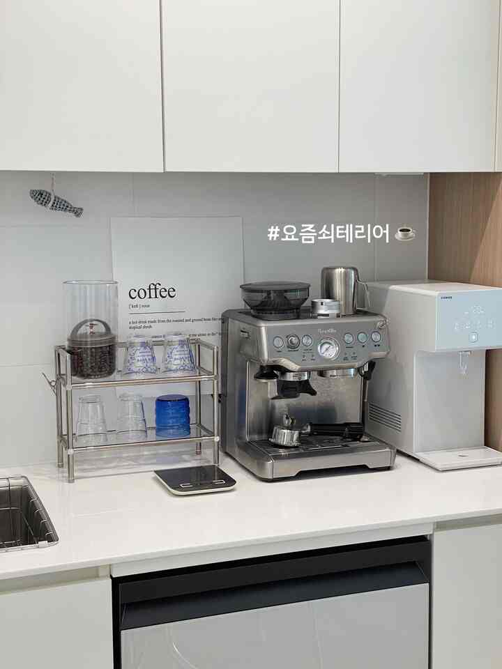 #今日のテリアホームカフェ☕️

鉄テリア代表ランナー「ブレヴィル」ㅎㅎ 
ブレヴィル事故の一日一杯は基本です
外出する時もタンブラーに氷いっぱい入れて
コーヒーに乗って通うのが習慣になりました！ 

 コーヒーなしの生きていないカップル
よく着用していますね☺️☺️

#ホームカフェ