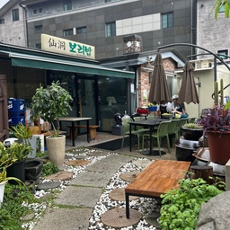 #내돈내산 
#콘수프기록  
’한끼합쇼‘
유해진 배우님이 게스트로 나와서
성북동 맛집들을 소개해 주었는데요~^^
자주 가는 맛집이 소개되어 더 반가웠던
선동보리밥
낙지볶음도 매콤해서 맛있어요
방송으로 
더 분주해진 보리밥 맛집 
웨이팅 기본이예요~
선동보리밥 옆 성북동집 칼국수와 만두도 
정말 맛있어요~
성북동 데이트길에
꼬옥 들러 보시길 추천해요🥰
#맞팔선팔  #맞팔환영 #맛집추천  #맛집투어  #맛집탐방 