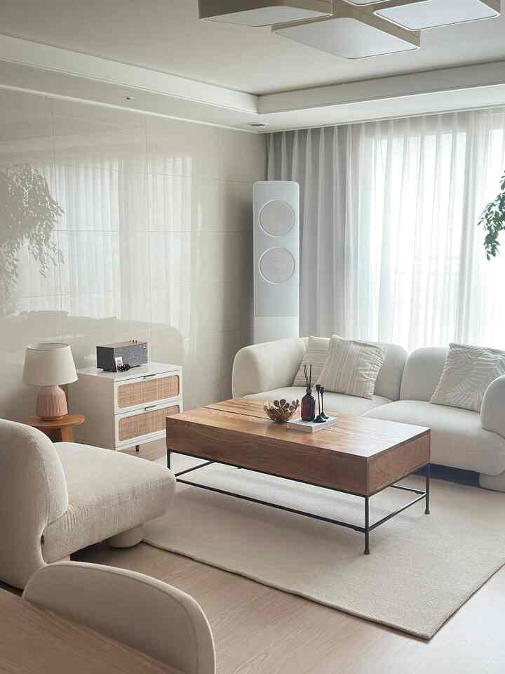 🛋️家具の配置マイナーハニーチップ
リビングルームの家具を配置するとき 
気になった部分はまさに「線」です！

柔らかい湾曲した家具と 
シンプルなストレート型家具 
適切に混ぜて配置すると 
空間が退屈に見えることなく視覚的なバランスも調整されます。 
空間がよりスタイリッシュで自然に見えますよ🥹

だから私は直線引出しとテーブルを置いた場所に 
湾曲したソファ、照明などを配置して 
ポイントをあげました✨🤍

＃コンスープ記録