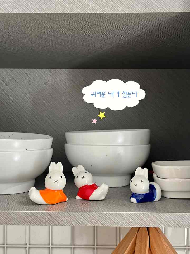 ミッフィーにすっかり落ちた最近🐰🧡

このかわいいお箸をどうやって過ぎますか...
そんな法私は知りません……

それでも最近、サンリオとミッフィーのキャラクターにすっかり落ちました。
価格まで良いです。 
久しぶりにポイントでflex一度してみましたキキ

＃今日の私たちの家＃コンスープの記録＃スーザック＃ミッフィー＃新婚生活＃家の装飾＃ホームコート＃新婚旅行＃新婚旅行のインテリア＃新婚夫婦＃miffy＃