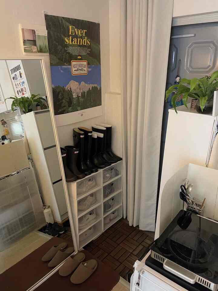 狭くてもっと楽しく飾りました。

ぴったり入ったら
ここ誰の家なのか分かる、たい玄関ですよ

ポスターとファブリックでもう少しキチハン🚪

/
＃今日の私たちの家＃コンスープ記録＃小さな家の玄関＃小さな家＃12坪＃12平のインテリア＃10