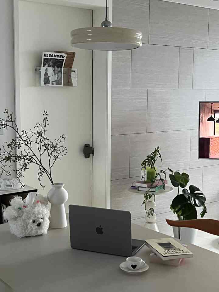 #ナダウンスペース #ftc16

一日の中で最も時間を費やすスペース🤎
取締役と妊娠後の仕事を休んで家の中にいる時間がほとんどの最近🤨
その中で最も時間を費やす空間です。
リビングダイニングテーブルですべてのことをすべて解決するようです 😂
食事も作業も太教一生懸命やろうと誓った読書もティータイムも📚☕️

＃キンバップイネハウス＃ダイニングテーブル＃リビングインテリア＃インテリア＃フランテリア＃鉢植え＃今日の庭