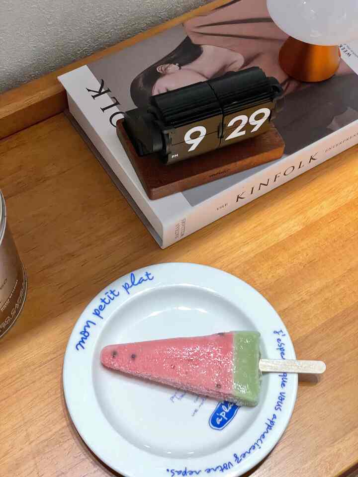 #수박바 🍉
昨夜、私たちの近所は空が崩れると思いました…😱
夜明けの間に雷鳴はとても嬉しかったです。

それでも雨だから涼しくなって暑さが一杯になった感じですよ！
子供たちとスイカを食べましたが、世界は涼しいです🥹🍉

私は秘密のチャレンジポイントを訪問してみました。 
サリムサルはタグが何か間違っていたのかㅜㅜ
さて、保険ショットも入っておいて、もっと確認よくしてみなければなりません！
今月は完走のためにホッティングします👀👏

 昨日入ってきたポイントはもう通り過ぎましたね🤣 
買い物かごが空になるには遠かったけど😂  #아이스크림 #간식 #간식타임 #플립시계 #탁상시계 #시계추천