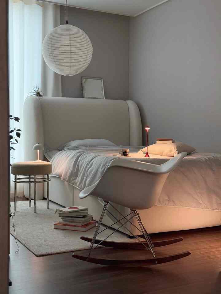 ＃今日の私たちの家＃コンスープ記録 
🛏️
ふわふわの頭に寄りかかってフォンも見て本も見てから眠い😪 
変化無双の天気でトーンがどんどん変わっても 
きれいに綺麗になる #ドモルヘンス 

＃ドモール＃ファブリックベッド＃ベッドルームインテリア＃ヘンスベッド＃ベッドフレーム＃子供部屋ベッド＃新婚家具＃mybdrm＃マハナホーム＃寝室＃寝室飾り＃インテリアアクセサリー＃ホームスタイリング＃子供部屋インテリア