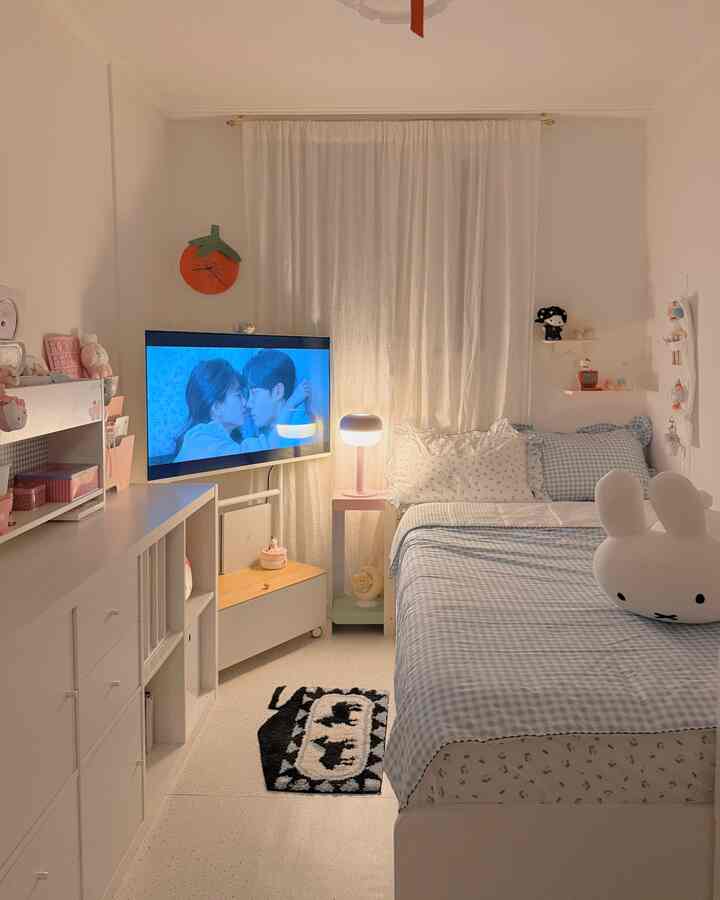 #우리집포토존 #침실
Tempat yang paling aku sayangi!
Zona foto rumah kami adalah kamar tidur 🛌💗

Ruang tamu dan dapur saat ini berantakan,
tapi ruangan ini selalu dijaga kebersihannya. ㅎ.ㅎ

Itulah kenapa aku selalu datang ke ruangan ini untuk beristirahat.

Ruang lain terlalu berbahaya. . 

#Kreator Spesial #코콘 #코콘커튼 #린넨커튼 #린넨 #발매트 #러그 #화이트인테리어 #화이트가구 #책장 #이동식티비 #삼탠바이미 #스탠바이미 #슈퍼싱글침대 #침대프레임 #도르모르 #시어서커이불 #시어서커 #이케아