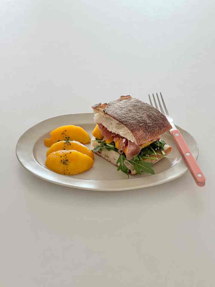 #ピーチプロシュートサンドイッチ

前回ミニトーストで作った
桃のプロシュートが思い出に残る
サンドイッチでも作ってみました😊

デゾンマスタード製ドレッシング
ちゃんとしたらよく似合いました。

ここにリコタチーズの束。
バルサミックと熟した黄道のドート
一緒にいてよかったです！🧡

食べると桃が足りないようです。
一口食べるたびに少しずつもっと上げて食べました。

スーザの方が千葉にしたら
もっとおいしかったようでとても残念ですが…

それでもタルチンスラップだから美味しかったです😇💗
。
。
。
。
＃ホームカフェ＃ホームブランチ＃アイスラテ＃サンドイッチ
#breakfast #sandwich #foodie #タルティンスラップ
＃自宅で最高の忙しい＃コンスープ記録＃メイド＃今日のシーン 