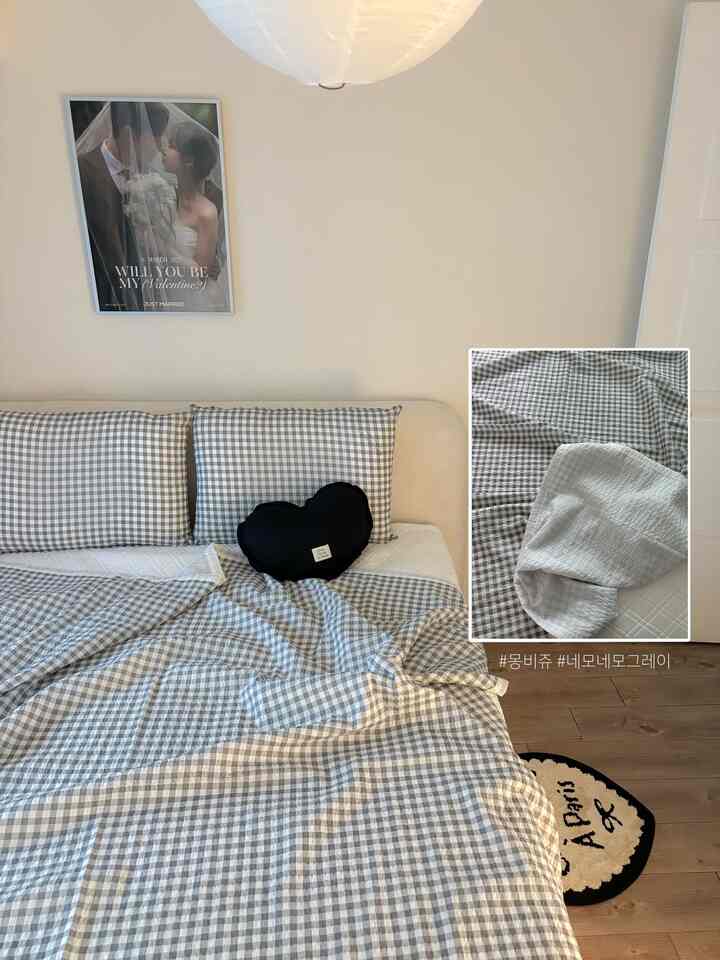 #콘수프기록 1.⑉♥
#gift I received a square seersucker quilt as a gift from Monbijou 💌

The light pastel colors and gingham checks
Just looking at them makes it look cool
It's so nice that it doesn't stick to the body
With seersucker fabric that's comfortable to use in the summer
🫢

It's made of only seersucker fabric on the front and back, so it's light
and cool
And it's also good that it can be washed in water
and dries quickly with the quick-drying function

For those who feel hot a lot, I highly recommend [summer double quilt]
🫰🏻🩶🩶🩶
