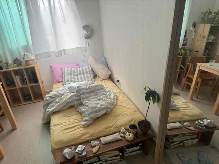 朝に顔の上に太陽が降り注ぎ、扇風機の風がもはや涼しく感じられない。善良に感じられるくらい？太陽が顔にこぼれないように構造を変えなければならない時点が来たようだ。 7月以内に部屋に一日を完全に出し、構造を変えなければならない。

#部屋 #部屋 #寝室 #部屋 #寝室の飾り #room #myroom #roominspo #roomforinspo #roominspiration #roomstyling #bedroom #bedroominspiration #bedroomideas #bedroominspo #bedroomgoals