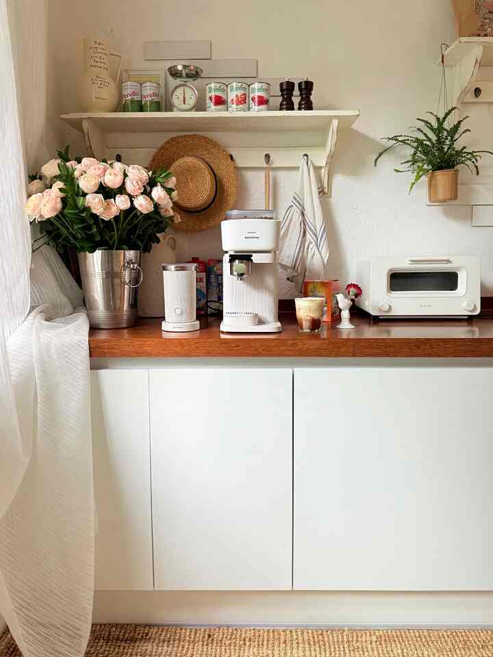 ＃オーホームストア＃コンスープ記録

今日のホームカフェドリンクはウィーンアインシュペナー👩🏻‍🍳。

ウィーンアインスーパーナー（ラテ）レシピをご紹介します！

1）生クリーム（50g）と砂糖（5g）、バニラオイル2滴を入れて    
    ホイップしてください。
2）カップに氷と牛乳（60ml）を入れてください。
3）エスプレッソ2ショット抽出して注ぐ。
4）ホイップクリームを上に上げて仕上げていただければ完成です。

お好みに応じてシナモン粉をふりかけてもおいしいです。

雨が多すぎます。

みんな雨にならないでください！ 🙏

。

＃チュンヒのキッチン＃ホームカフェゾーン＃ホームカフェインテリア＃ホームカフェ
＃旋盤スタイリング＃キッチンツアー＃ナダウンスペース＃私たちの家フォトゾーン
＃ホームカフェレシピ＃ウィーンアインシュフェナー＃ホームスタイリング 
＃キッチンインテリア＃キッチン飾り＃キッチンアクセサリー＃キッチン家電
＃コーヒーマシン＃フィリップス＃バリスティーナ＃夏のレシピ
＃シングルハウスインテリア＃セルフインテリア＃セルフホームスタイリング 