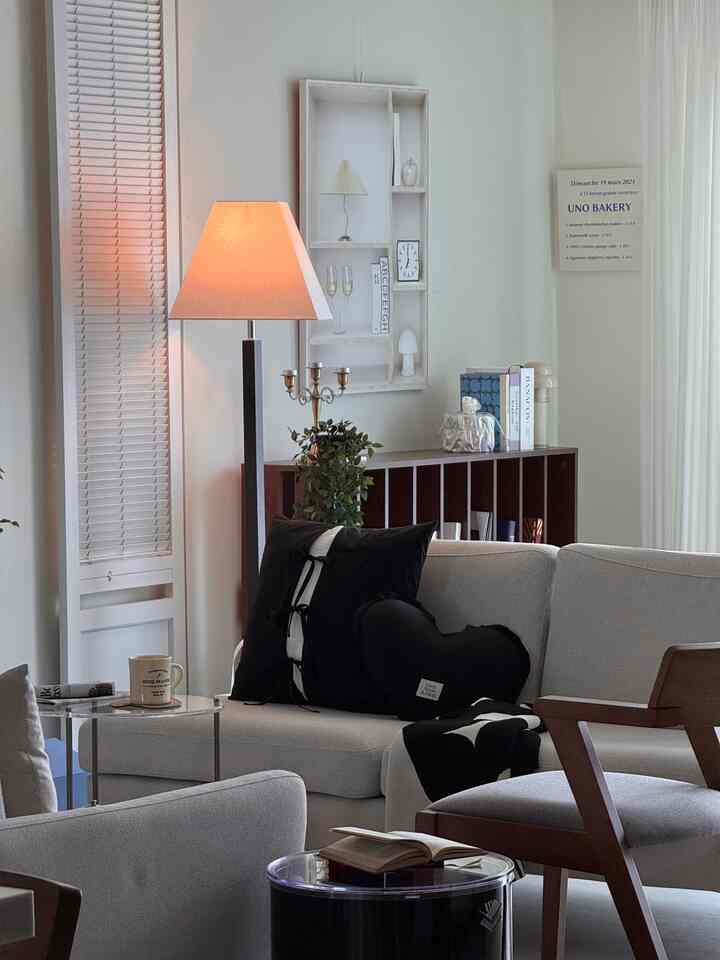 #오늘의우리집 #콘수프기록

Hujan dan kopinya terasa lebih nikmat :)☕️😌
Akhir pekan yang sepi🖤
.
.
.
.
#DekorasiRumah #홈스튜디오 #cozyhome #homedecor #우드감성 #우드인테리어 #감성소품 #인테리어소품 #소품스타일링 #인테리어포스터 #빈티지 #빈티지감성