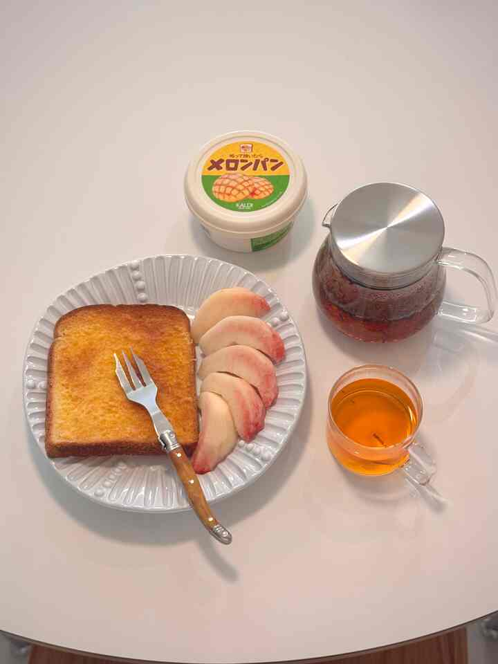 あたたかいティーにカルディスプレッド塗られた食パンとカボチャまで🍑
夏は美味しいお菓子を存分に食べられていいです❣️
  #vbc까사 #홈카페 #홈카페인테리어 #브런치 #티팟추천 #티팟세트 #칼디 #라귀올 #라귀올커트러리 #twg 