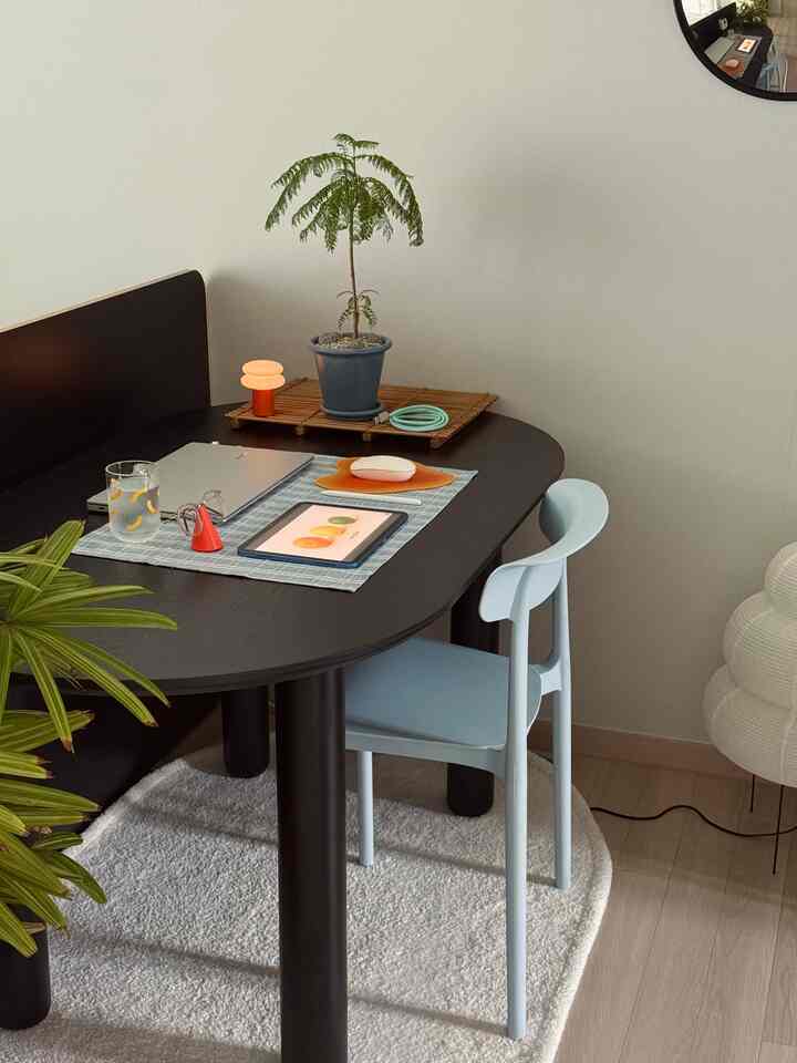 白とナチュラルカラーのダイニングテーブルと椅子が配置された落ち着いたホームオフィス空間