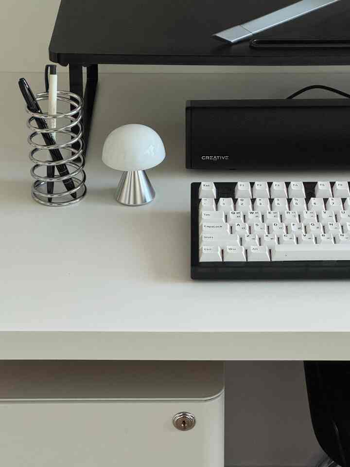 最近デスクセットアップ、
本当にきれいに仕上げたいなら？
USBワンで電源+サウンド信号を同時に解決する
✨ Creative サウンドブラスター GS3 ✨

⠀
デザインはコンパクトですが、
音は全く違う次元です。
フルレンジレーストラックドライバー
背面ビルトインポートチューブまで搭載
小さいながらも強力なPEAK 24Wのサウンドと
しっかりした低音を体験できました。

⠀
🎧映画のように空間感のある音？
CreativeのSuperWide技術のおかげで
実際に部屋の中が広がるような立体感が感じられます。

⠀
そして接続も本当に柔軟です。

USB-Cオーディオ

3.5mm AUXステレオ

Bluetooth 5.4ワイヤレス接続

ヘッドホン端子まで！
ノートパソコン、タブレット、モバイル、コンソールまで全部OK

#デスクセット 
#サウンドバーおすすめ #Creative #クリエイティブ #ジェイワークス
#スピーカー

#ゲームスピーカー

#サウンドバー

#サウンドバー

#PCサウンドバー

#デスクテリア

#デスク

#コンピューター組立

#コンピュータ

#ジェイワークス

#クリエイティブ

#CREATIVE

#サウンドブラスターGS3

#サウンドブラスター