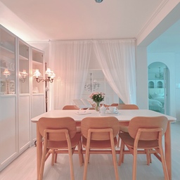 #인생가구꼼꼼리뷰 #아이엔지홈 #라온식탁 #세라믹식탁
세라믹 상판, 원목 식탁~
아이엔지홈의 “라온 세라믹 식탁”입니다.
1800*800 6인용이에요.
우드 소재와 세라믹의 만남~
상판은 웜그레이 / 베이지 / 화이트 3가지 중에서
저는 화이트를 골랐어요.
프레임은 내추럴 / 토피 브라운  2가지 중에서
내추럴 골랐구요.
목질이 매우 단단한 고무나무를 사용해서
프레임이 안정감 있어요. 나뭇결도 예뻐요.
12mm 두께의 통 세라믹 상판과 넓은 우드 프레임이 충격을 흡수해 소음을 최소화 해주고 중앙 보강대가 야무지게 있어서
흔들림 없이 안정적이에요.
디자인~ 
너무 예쁘죠~
스칸디나비안 스타일로 절제된 직선과 원형 다리의 쉐입.
심플하면서 독특한 느낌이에요.
식탁 다리가 직선이라 공간을 깔끔하게 정리해 줘서
미니멀한 느낌 퐁퐁~
그러면서도 서로 다른 굵기의 식탁 다리와 가로보가 크로스 된 디자인이라 심플하면서 재미도 있어요.
가로보가 있어서 편안하게 다리를 올려놓을 수 있어서 좋답니다. 물론 식탁의 흔들림을 방지하는 역할도 하구요~
오염에 강한 세라믹 상판이라 마음 든든하네요.
무광이라 고급스러운 느낌 물씬~
두께감 있는 12mm 통 세라믹이라 파손 위험이 낮고 안전하게 사용할 수 있어요.
세라믹이라 관리가 쉽고, 원래의 색상과 컨디션을 오래 유지할 수 있으니 정말 마음 든든~
고온에 강해서 뜨거운 냄비를 상판에 바로 올려도 된다는게 엄청난 매력!!! 👍👍👍
강도와 경도가 높아서 심지어 상판에서 바로 칼질을 해도 될 정도래요. 스크래치에 강한 세라믹!!! 👍👍👍
수분 흡수율이 0.4% 미만이라 액체와 오염에 강해서
세균, 곰팡이가 생기지 않아 위생적이죠~
김치, 커피, 와인, 기름기 많은 음식물까지도 손쉽게 닦여요.
오염이 쉽게 제거되니 관리가 너무 쉬워요.
나뭇결이 자연스러운 의자~
원목의 자연스러움이 공간을 아늑하고 따뜻하게 만들어주고,
부드러운 라운딩 디자인에 백 프레임 디자인이 공간에 포인트가 되네요.
등받이가 라운드형이라 등을 부드럽게 감싸줘요.
곡선 형태의 프레임이 포인트라 눈이 즐거운 효과까지~ ^^
이렇게 디자인도 예쁘고 내구성까지 강한 
아이엔지홈의 라온 세라믹 식탁이 있으니
자꾸 식탁에 앉고 싶어진답니다.
심플하고 고급미 뿜뿜하는 라온 식탁~
오랫동안 든든하게 잘 사용할 것 같은 식탁입니당~
#프렌치인테리어 #화이트인테리어
#식탁 #슈가볼 #커피잔 #예쁜그릇
#일곱냥집사 #고양이 #맞팔 #다이닝룸
#이케아 #빌리 #수납장 #대형거울 #전신거울
#격자거울 #라운드라운드 #아치파티션
#아치가벽 #아치게이트 #책장 #트롤리 #순네르스타
#아크릴독서대 
