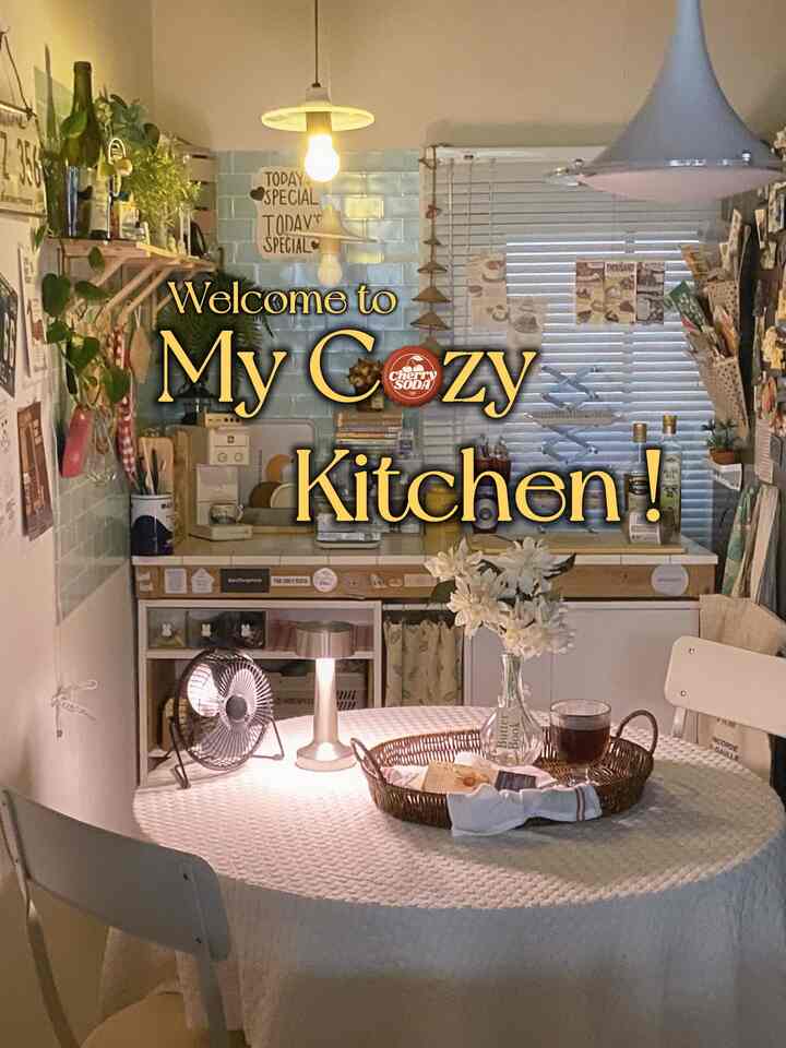 暖かいホワイトとミントタイルの壁が調和したヴィンテージスタイルのキッチン、木製棚とホームカフェ風のテーブルセッティングが印象的な空間