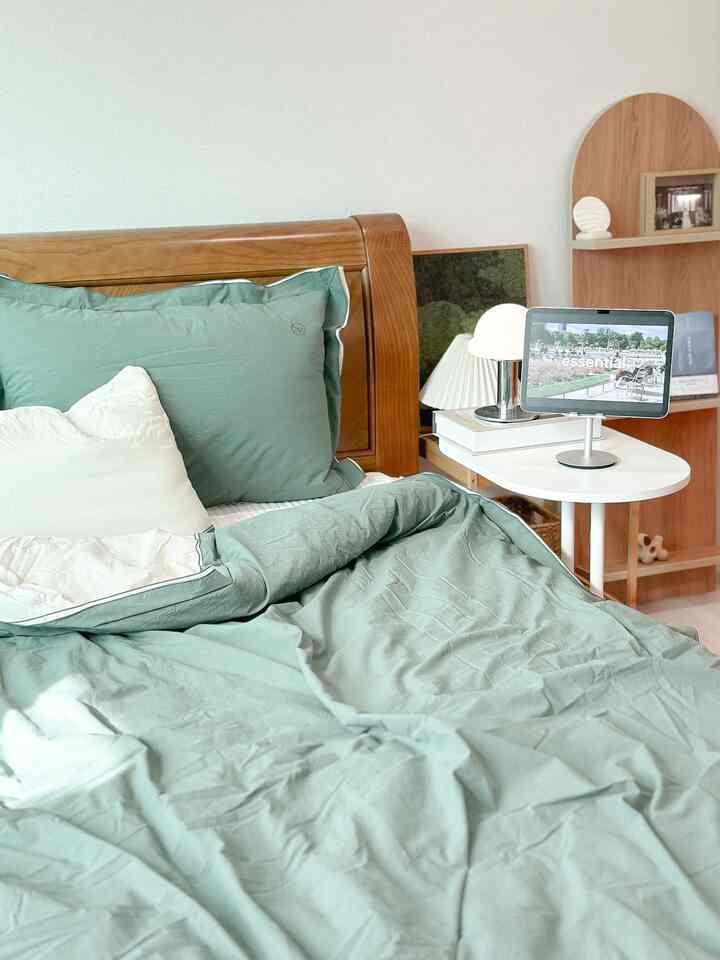 #예쁜템최고야 #콘수프기록

Wood bed and green colored comforter set💚
I really like the refreshing feeling☺️

The Sopraum Label 2 comforter set
is lovely and full of French feeling with flange finishing on all sides🤍 It's a two-tone comforter set with different sides,
so it's good for creating various feelings! 60 count bio-washing treatment makes it square but doesn't stick to the body, so it's perfect as a summer blanket 🤍

#Blanket set #차렵이불세트 #소프라움 #여름이불 #사계절이불 #사계절침구 #여름침구 #사계절이불세트 #4계절이불 #우드침대 #무봉제이불 #퀸사이즈 #흙침대 #이쁜이불 #맞팔 #맞팔추천