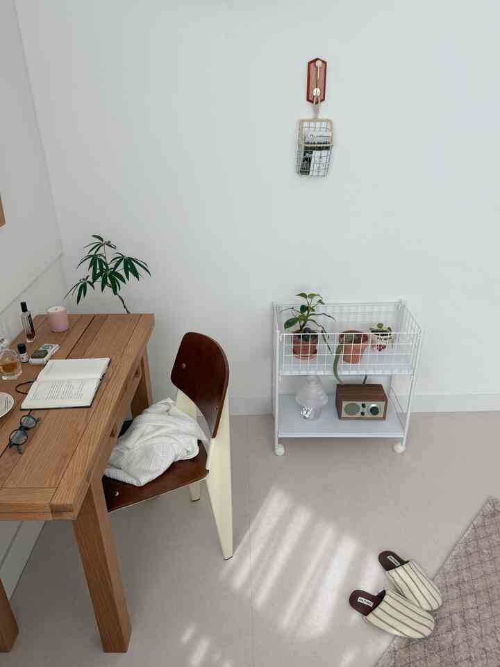 #SpecialCreator #RumahKitaHariIni Hujannya mau turun, zing zing zing - Dan hari ini, begitu saja! Matahari bersinar cerah, jadi aku cepat-cepat memotret rumah 〰 Nggak masalah kalau nggak hujan sama sekali, tapi kalau memang mau hujan, kuharap hujannya turun dua hari sekali..~ Aku akan memotret rumah ini ~.. 🐈
.
.
.
#InteriorRuangTamu #DekorasiRuangTamu #DekorasiSatuRuang #InteriorSatuRuang #InteriorRumah #RuangTinggal #Rumah #RumahSatuOrang #InteriorRuang #DekorasiRuang #SatuRuang #InteriorKamarTidur #DekorasiKamarTidur #KamarTidur #InteriorAlami #InteriorPutih #InteriorKayu #CornSoupRecord