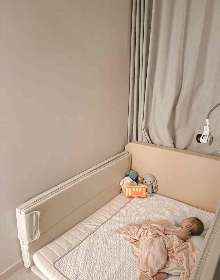 #FTC16期物語 #ナダウン空間というキーワードを受けて悩みが多かったです。

出産後5ヶ月目、赤ちゃんを育てる最近。私は赤ちゃんのお母さんとしての私として生まれ変わったような日々を過ごしています。悲しい意味ではなく、幸せな意味です！加えて幸せです：）

私が来るというテーマは、必ずしも私一人の人生だけを意味するのではなく、今現在の私に最も近いもの、私がどんな人生を生きるのか、どの空間にとどまるかを表現するのが正しいと思います。 

だから散布時に寝ている赤ちゃんの部屋を撮ってみました。可愛い友達が多いですね。毛羽立ちも少なく赤ちゃん肌に触れても良い安心素材なので、いつも寝る空間には一緒ですよ ಏ 出産プレゼント、百日プレゼントにもおすすめです😊 
まだ空の場所が多いが一つ一つ満たしていく空間で描いてみて - 私の子育てもたくさん応援してください◡̉̈ 

 #アヒル人形 #愛着人形 #出産ギフト