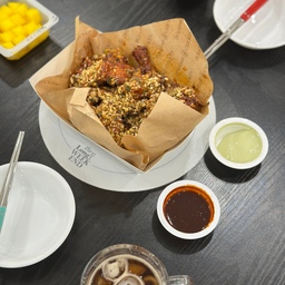 #오홈스토랑 #콘수프기록 
남편이 맛있다고 시켜준 프라닭 마불로 악마 치킨🤍
개인적으로 매운 치킨 불호하는데
프라닭 악마 치킨은 진짜 맛있더라구요🫢
#프라닭 #치킨 #테이블매트 #인덕션매트 #수저세트 #컵세트 #내열유리컵 #내열유리잔 #내열컵 #맞팔