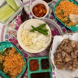 #콘수프기록 
오랜만에 저녁에 대패굽굽🥓+비빔면🍝
너무 환상의 조합이라서 순식간에 먹었어요!ㅎㅎ
육퇴가 빠르진 않았지만 그래도 먹고싶은걸요...ㅎㅎ
고기를 한 번 구워먹으면 뒷 정리가 어려워서 집에서
먹는걸 선호하지 않았는데 회전팬을 들이고는 
자주 먹게되는거 같아요!👍🏻
#오홈스토랑 #오홈스토랑오늘우리집
#대패삼겹살 #꿀맛 