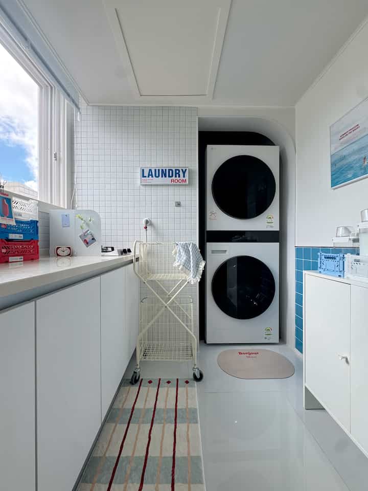 A good day to do laundry👔🫧🤍

#Busy at home #콘수프기록 #세탁실인테리어
#Laundry room decoration #세탁기추천 #워시타워 #세탁기
#Childcare #세탁실매트 #세탁바구니 #세제디스펜서
#Frame interior #수납바구니 #수납장 #LG전자