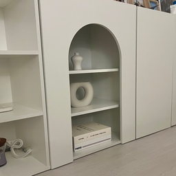 안방 인테리어에서 제일 많이 물어보는 #안방수납장 
물건 보관뿐만 하는 게 아니라
옆에 오브제 둘 수 있는 공간이 있어서
포인트까지 되는 수납장이에요!
#인생가구꼼꼼리뷰 #수납장 #오브제수납장 #수납장인테리어 #침실수납장 