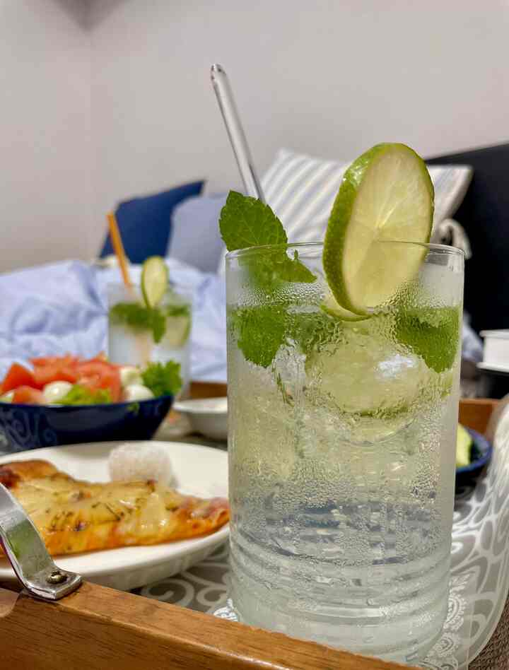 ＃オーホームストア＃コンスープ記録＃
。
。
最近よく作るモヒート〜🍸
夕方にはカボチャと
好きな野菜の果物を拾う
2階寝室で～♡

エアコンの下で涼しいモヒートカップが夏のダイニングテーブルです！💙

＃アップルミント＃ロングスプーン＃ブランチ＃モヒート
＃夏のドリンク＃夏のデザート＃夏のインテリア 
＃夏の準備＃夏の料理＃夏のお祝い＃夏
＃アイストレー＃ハイボール＃ハイボールを作る
＃カボチャ＃ドロップトマト＃サラダ＃リボンクッション
＃クルグス＃クリスピババ＃ウールパッド＃夏の布団 
#寝具インテリア #寝具ファブリック #寝室スタイリング