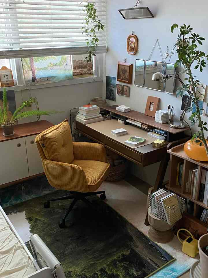 自然な木目調と黄色のアクセントが調和した、雰囲気のあるホームオフィス