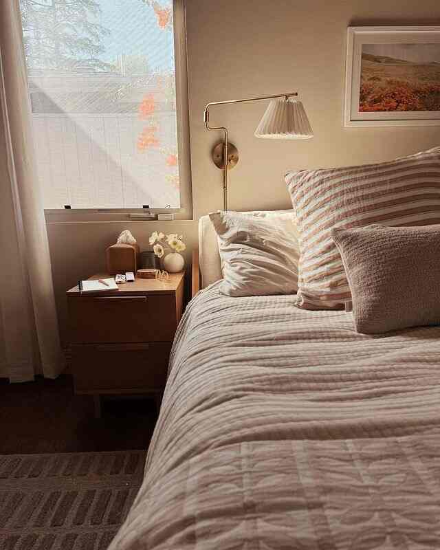 Cahaya lembut, malam yang sunyi ✨ Tempat peristirahatanku yang nyaman kini terasa sedikit lebih hangat.
Kredit:  #WallSconceVibes #WarmLights