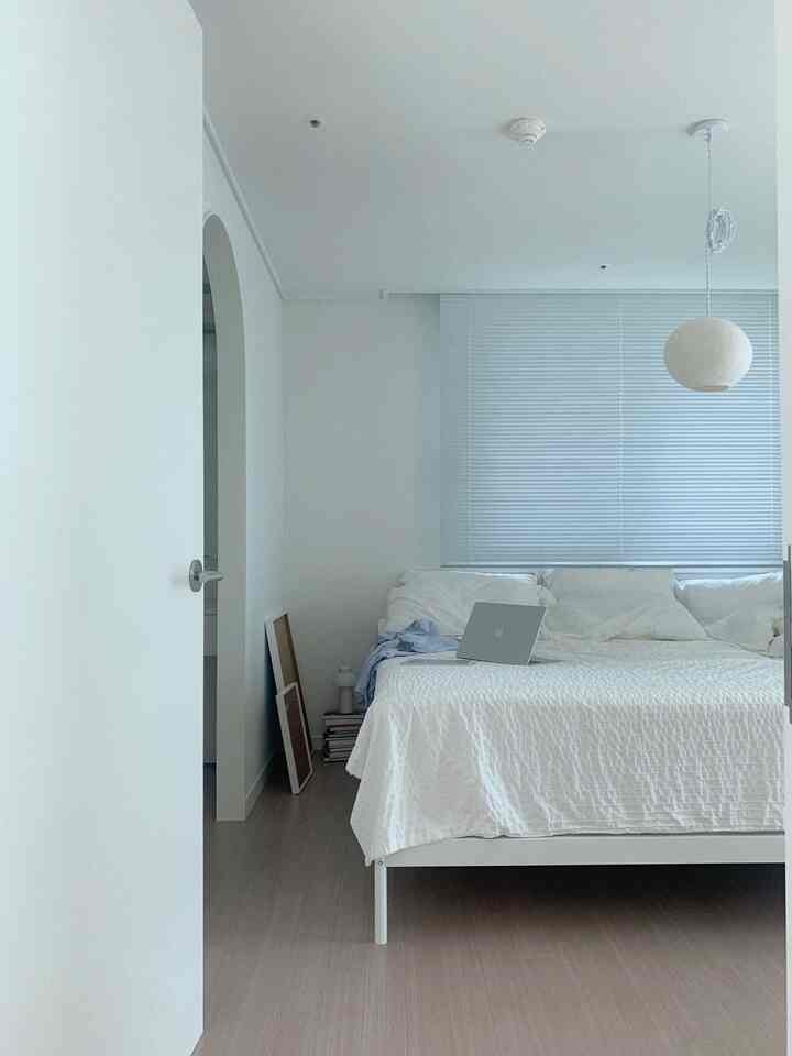 ＃かわいいテム最高です＃コンスープ記録 

ホワイトウッドで飾られた寝室🛋️ブラックのインテリアはファッショナブルですが、ホワイトラバーはブラックよりもやっぱりきれいなホワイトが最高です🩵

＃今日の家＃家の装飾＃ホワイトインテリア＃寝室の装飾＃インテリア＃家の装飾＃ホワイトウッド＃フランテリア＃子育てマン＃育児コミュニケーション＃育児日記＃息子マム＃子育て日常＃毎日のInstagram＃32ヶ月の赤ちゃん#todayhouse #instapic #instamood #instagram