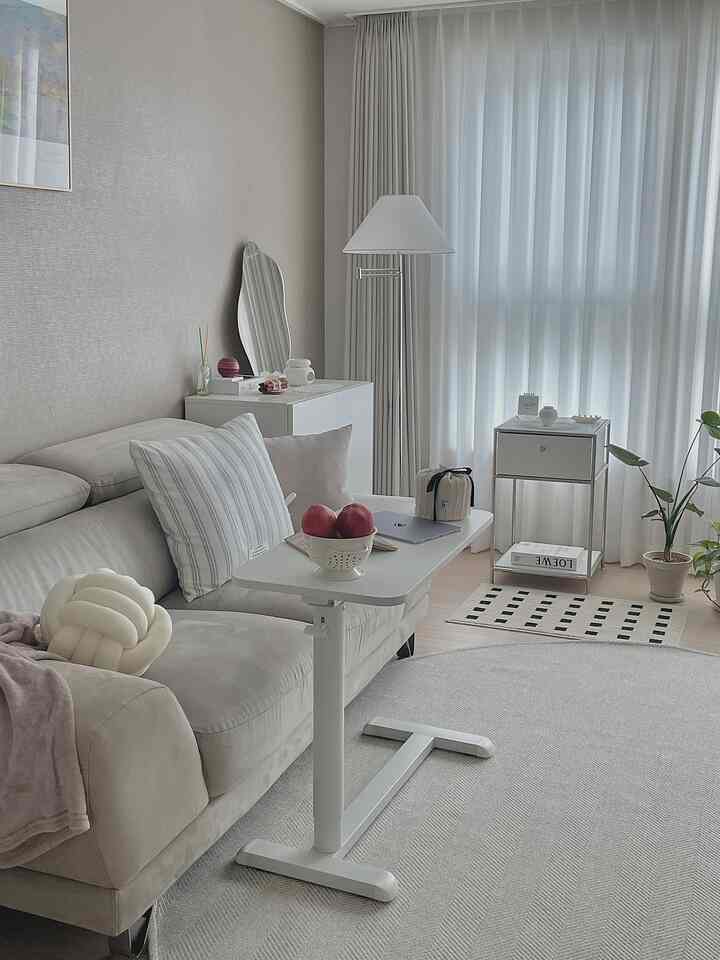 ＃自宅で最高の忙しい＃コンスープ記録

シルバーチェサイドテーブルでおやつも食べて仕事もして🤍

ソファ座ったキーに合わせて高低を調節でき、
座っているとハリアフなら高さをずっと上げて
スタンディングで作業できますよ🫶

内蔵ホイールでスワイプして滑らかに動かし、
使用しないときは、ソファの横のスペースにすっぽり押し込むと
きれいに保管できます➰

天板が広くてノートパソコンやタブレット、キーボードのほか
おやつなどあれこれ上げても寛大です✨
寝室、キッチンにも引っ張りながら多目的に活用していますよ🫧
⠀
⠀
＃シルバーチャイドテーブル＃パーカー＃ソファクッション＃リビングフレーム＃フレームインテリア＃ポスターインテリア＃名画フレーム＃休止カバー＃クッションインテリア＃クッションカバー＃長スタンド