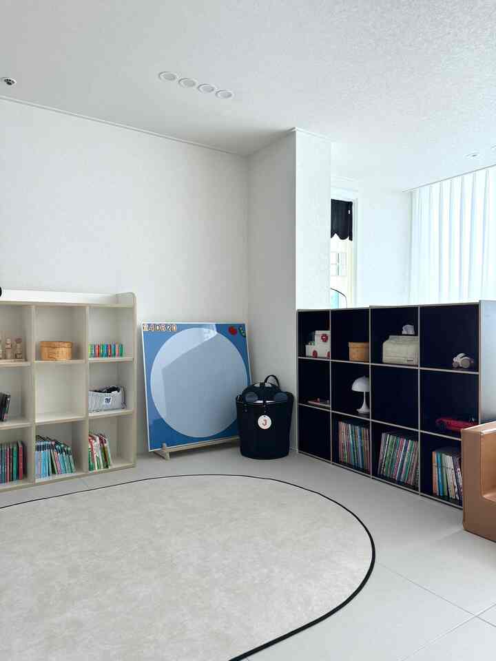 新しく作ったベビースペースですよ🤍💙
無条件にブラックホワイトに行こうとしましたが、色のポイントを与えたいという夫の意見を積極的に反映して冶金冶金を変えた空間です！ 

朝起きたら遊びゾーンに来てジュダルボードの前で磁石もつけて本も読んで遊ぶのに赤ちゃん空間作ってくれるのが上手いと思います 
私の家の大将（夫）が想像した赤ちゃんゾーンですが、リビングルームでも赤ちゃんの空間が分離されているのでよかったですよ🖤 

タンバリンハウスの本棚は裏がきれいに出てくるので、壁のように立ててくれるので、とても気になります。 
最近、赤ちゃんの机も持ちたくて見ているのに、なぜこんなに可愛くてきれいなんです。みんな苦しんでいます:)

＃今日の私たちの家＃コンスープ記録＃赤ちゃんが住んでいる家＃赤ちゃんの家＃赤ちゃん部屋インテリア＃赤ちゃん部屋＃赤ちゃん部屋＃赤ちゃん小道具＃赤ちゃん本棚＃ジュダール＃ジュダールボード＃赤ちゃん黒板＃幼児黒板＃タンバリンハウス＃タンバリンハウスブックビン＃ドゥインソク＃ベビールームラグ＃モイング101＃赤ちゃんの家の居間 