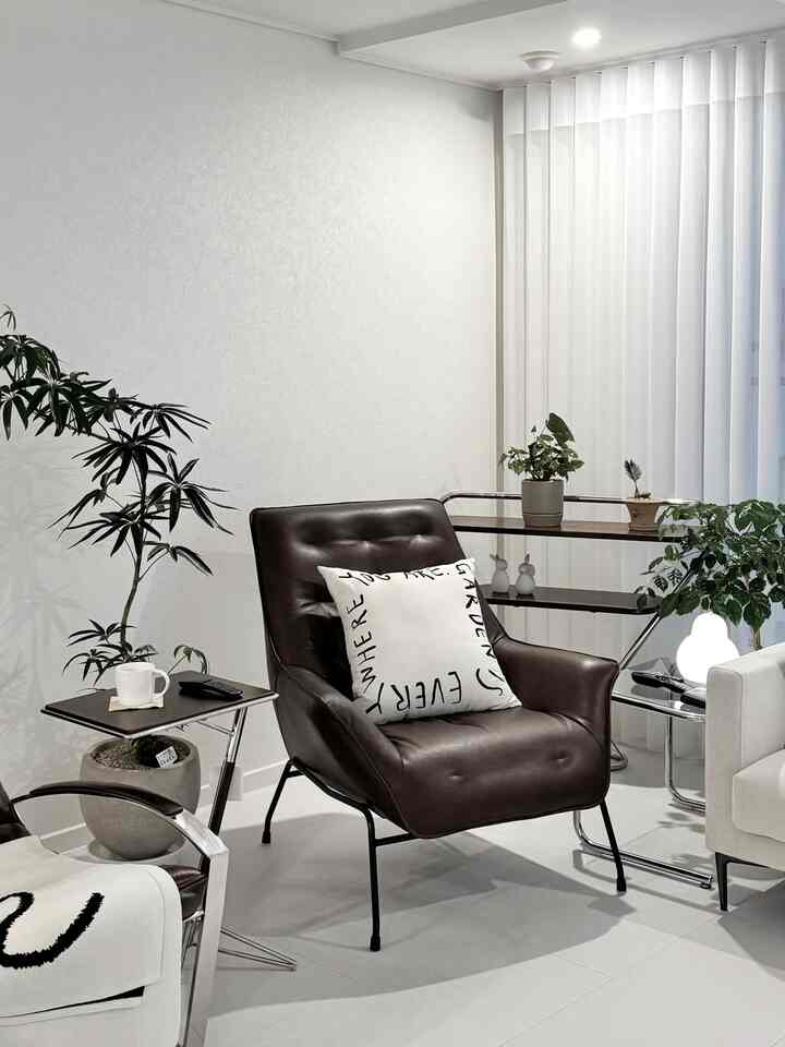 Saya ingin membuat rumah saya seperti hotel yang paling nyaman, jadi saya dengan cermat memilih furnitur, pencahayaan, dan bahkan tanaman satu per satu. 🤍🏢 🪴

#Rumah kami seperti hotel
#30 interior pyeong #거실인테리어 #소파인테리어 #사이드테이블 #가죽소파 #디자인체어 #모던인테리어 #화이트인테리어 #모던클래식 #심플인테리어 #호텔라운지감성 #럭셔리인테리어