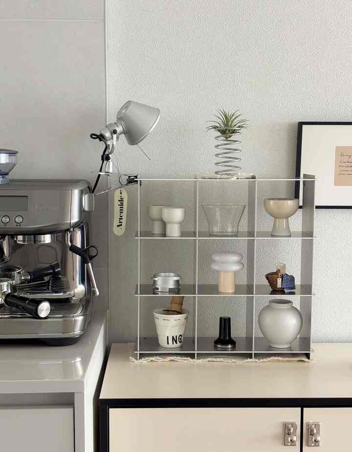 #요즘쇠테리어

Our home cafe theme is Steel Terrier🩶
I moved the kitchen rack next to the Breville coffee machine to another place and put the new cup shelf there, and it feels different,,

The cold feeling of stainless steel meets objects of different materials, and the neutralized atmosphere adds quiet tension and leisure to the space, so I feel good just looking at it

#Steel Terrier Accessories #스텐선반 #커피머신 #브레빌878 #홈카페 #홈카페장 #홈카페인테리어 #홈데코 #홈카페존 #컵선반 #빌라드까사 #아르떼미데톨로메오 #액자인테리어