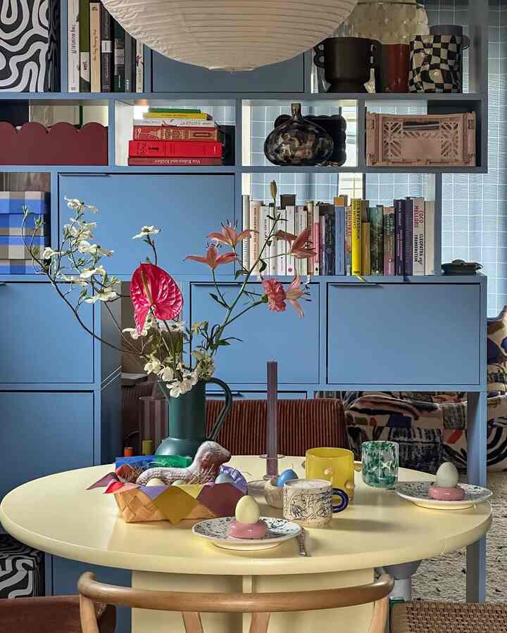A cheerful table setting in a home that celebrates color, detail, and joy 🥚🌸📚
Credit : @anna.im.quadrat
#colorfulhome #tablesettinglove #everydaymagic
