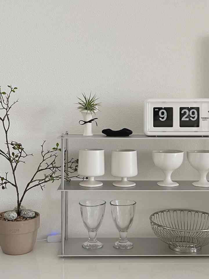 #무채색인테리어 

The only achromatic space in our house is the modular shelf next to the home cafe zone. 

The combination of iron terrier and achromatic is a perfect match 🩶
I put different items on each floor of Hoha's iron terrier module shelf,

On the first floor, Tebineri glass + stainless fruit basket for iron taste 🩶
On the second floor, Heum and Insoil ceramic cups for white taste 🤍
On the third floor, Objet Bijou's Ionantha object and black mini tray, Twemco's flip clock for K&K taste 🤍🖤

This is a space made up of only achromatic colors :) 

#Kitchen interior #선반인테리어 #홈카페존 #컵선반 #홈카페인테리어 #모듈선반 #쇠테리어 #블랙앤화이트 #식물오브제 #이오난사 #플랜테리어 #소통 #맞팔 #선팔

