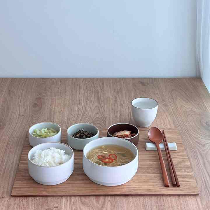 #예쁜템최고야 Home-cooked bean sprout soup in a Korean food set 🍚🥢

It's hot these days, so I eat bean sprout soup cold
I wish this heat would pass quickly
But will I be sad when summer is almost over?🥲

Even though I eat alone, it tastes better when I eat it in my favorite bowl and I like Gibonni🥰

#CornSoupRecord #한식 #한식기 #에라토 #콩나물국 #오늘의집 #집밥 #집밥기록 #플레이팅 #플레이팅샷 #맞팔 #혼자서도잘먹어요
