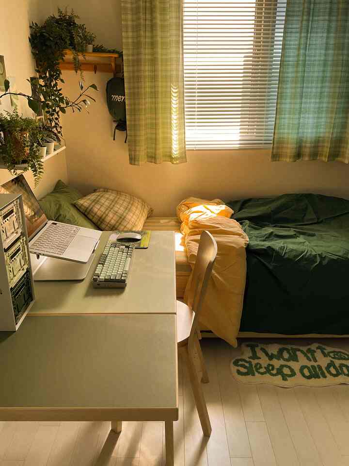 ウッドトーンとナチュラルカラーが調和したコンパクトな寝室、デスクとベッドが配置された温かみのある空間