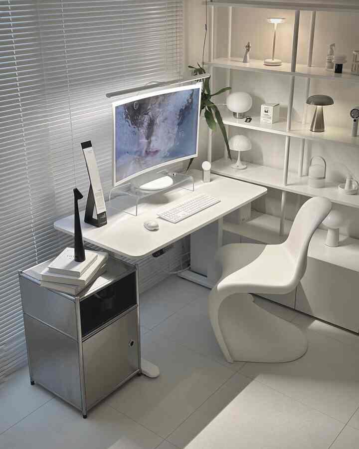 ホワイトとシルバーのトーンのホームオフィス、ミニマルなデスクとスチール家具が配置されたシンプルな書斎の雰囲気あるインテリア