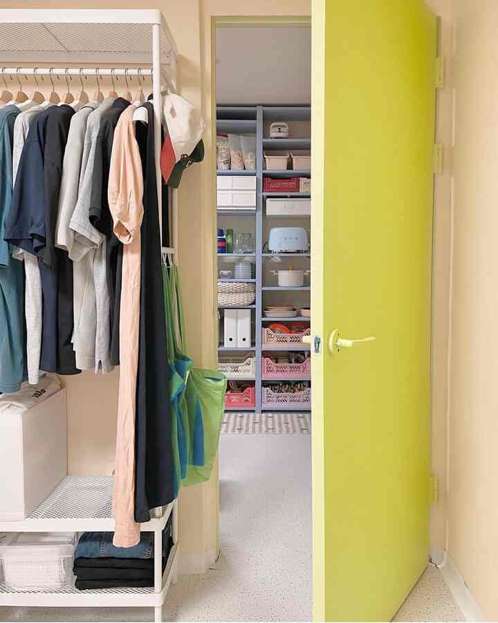 ＃自宅で最も忙しい＃コンスープ記録 
来るときメロナじゃなくて訪問にメロナ🍈
5年前、この家に引っ越してきたときに生前初めて塗装してみた訪問！
あの時塗りつけた黄色い色が今家と似合わないみたいで今回かわいいメロナ色に変えてくれました☆*•

*ペイント情報：Apples and pears 395（リーガルハイビルド/低光）

見るたびに気分が良くなるカラーなので、残りの塗料であちこちに塗って家にいるとき、一日中気分が良くなるようにしなければなりません。

＃ベンジャミンムーア＃訪問＃訪問リフォーム