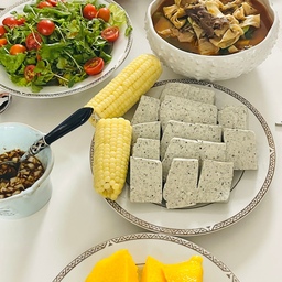 집에서 홈파티💛
바로 수확한 복숭아와 옥수수, 
새벽시장 검정콩두부, 그리고 샐러드와 치킨, 마라탕까지.. 
양주잔은 비스타 알레그레를 주로 사용하고 있어요.
소주잔으로도 추천.
편하게 가족들이랑 술 한잔하고 맛있는 음식 먹는
소소한 저녁이 최고😊😊😊😊😊😊
#소주잔 #양주잔 #홈파티 #홈스토랑 #오홈스토랑 #홈파티 #샐러드 #과일 #가족과함께 #가족모임 #주방 #식탁인테리어 #식사테이블 #식사공간 #주방인테리어 #테이블웨어 