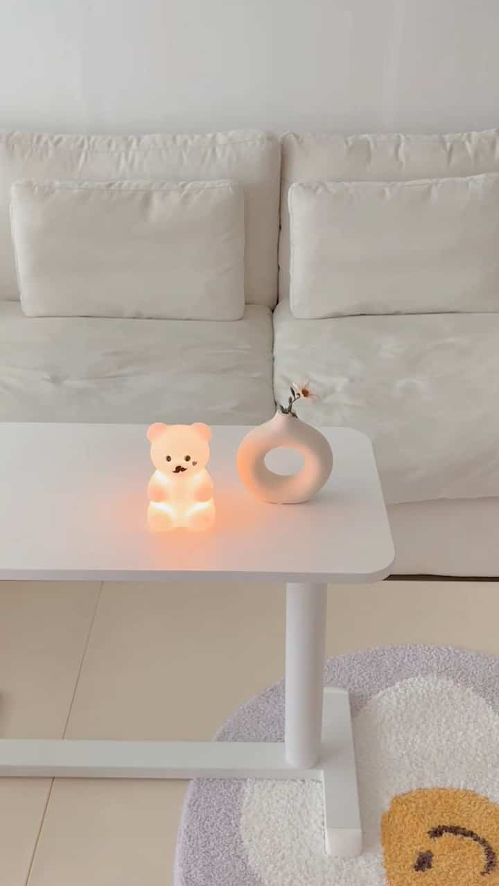 私は最近よく休むスペースです。
さらに、子供も一緒に休む場所になりました
シルバーチェンサイドテーブル

簡単なティータイムから子供との読書時間まで
高低調節に隠し車輪天板が折れるまで
とても大満足です:)

デザインもとても満足しています🤍 

#シルバーチェ #실버채사이드테이블 #접이식테이블 #집꾸미기 #오늘의우리집 #집꾸미기초보 #집꾸템 #높낮이조절책상 